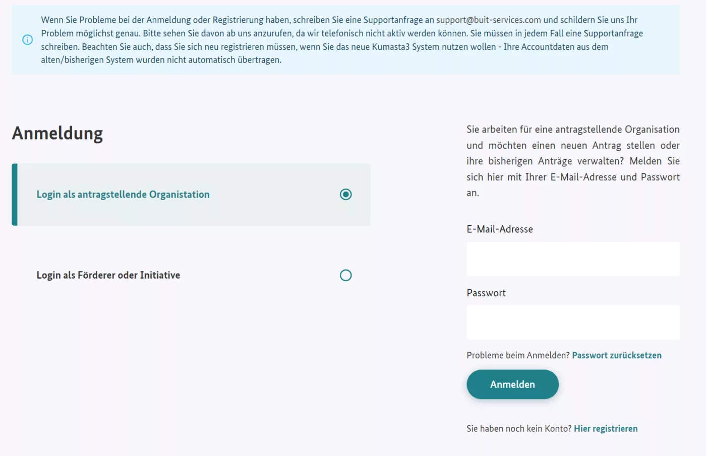 Bildschirmfoto aus kumasta zur Anmeldung: Markiert ist "Login als antragstellende Organisation". Auszufüllen für bereits registierte Organisation sind die Felder E-Mail-Adresse und "Passwort". Zu betätigen ist ein "Anmelden"-Button. Noch nicht registrierte Organisation können ein Profil erstellen, in dem sie auf "Hier registrieren" klicken.