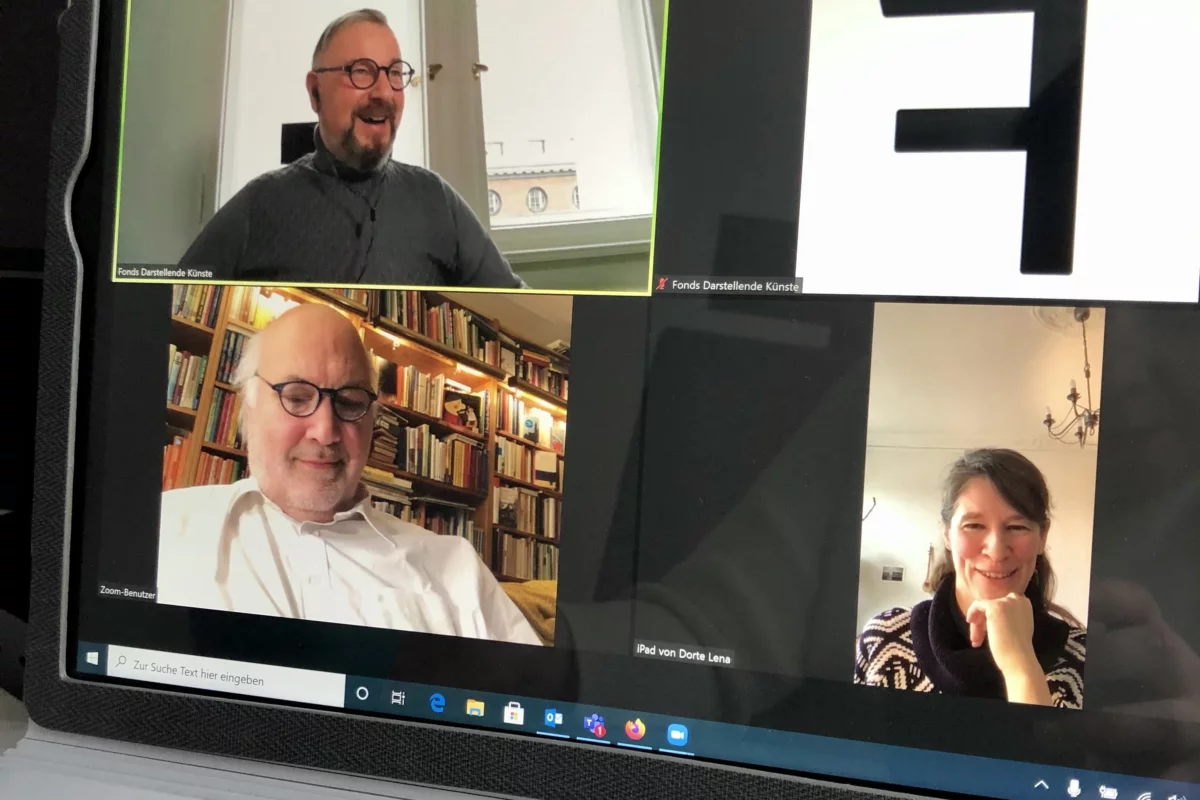Laptop on which a video call is running. The four tiles show Holger Bergmann, Prof. Dr. Wolfgang Schneider, Dorte Lena Eilers and the logo of the Fonds.