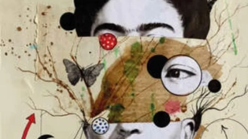 Eine Collage aus einem Print eines Frieda Kahlo Portraits, das Gesicht ist auf Höhe der Nase geteilt. Der Obere Teil des Kopfes weiter nach oben gezogen, sodass zwischen der oberen und unteren Kopfhälfte Raum entsteht, der gefüllt ist mit Print. Aus dem unteren Teil wachsen Äste, darauf sitzt eine Motte, bunte Kreise, sowie ein Auge Kahlos.