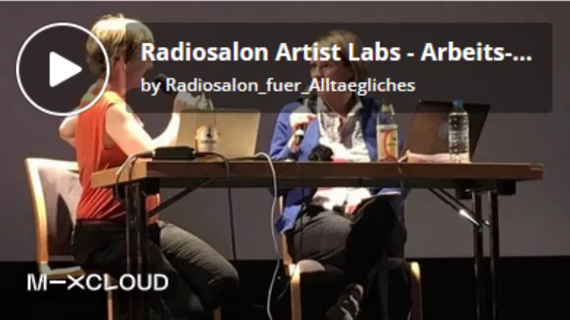 Screenshot eines Players. Im Hintergrund zwei Personen, die an einem Tisch sitzen, Mikrofone in der Hand haben und einander zugewandt miteinander sprechen. Darauf liegt die Überschrift „Radiosalon Artist Labs – Arbeits..."“.