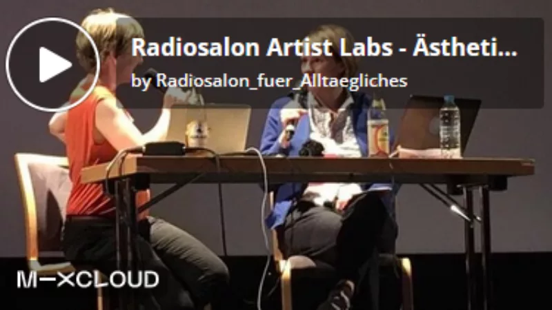 Screenshot eines Players. Im Hintergrund zwei Personen, die an einem Tisch sitzen, Mikrofone in der Hand haben und einander zugewandt miteinander sprechen. Darauf liegt die Überschrift „Radiosalon Artist Labs“.