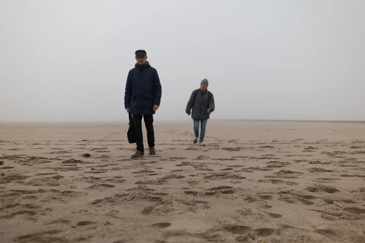 Frédéric Bigot und Nicola Nord am nebeligen Strand in Ostende
