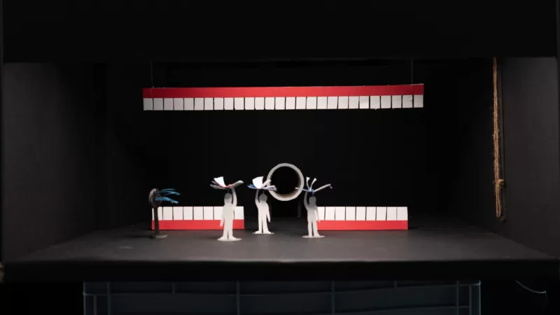 Bühnenbildmodell mit Haifischzähnen und Klavier