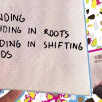Ein grafisches Bild, auf dem ein Zettel zu sehen ist mit der Aufschrift: Landing. Landing in roots. Landing in shiftings sands.