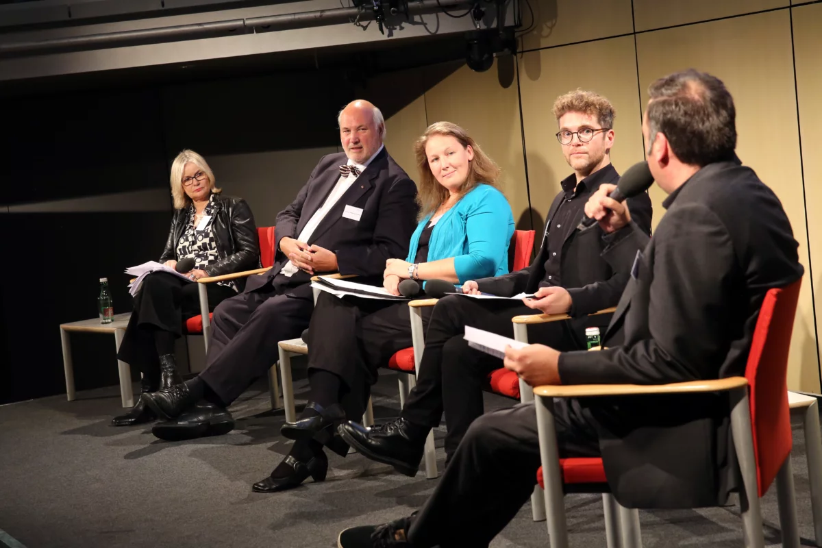 Im Gespräch zum Abschluss des Sympsoiums (von links): Sabine, Gehm, Prof. Dr. Wolfgang Schneider, Dr. Katharina Schröck, Dieter Ripberger, Dr. Thomas Renz