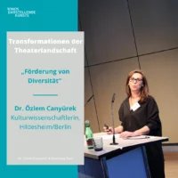 Portrait of Dr. Özlem Canyürek at the lectern. On the left side of the picture there is a text field with information about his lecture: "Transformations of the Theater Landscape: Promoting Diversity, Dr. Özlem Canyürek, Cultural Scientist, Hildesheim/Berlin.