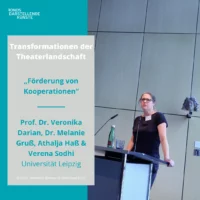 Portrait of Prof. Dr. Veronika Darian at the lectern. On the left side of the picture there is a text field with information about his lecture: "Transformations of the Theater Landscape: Promoting Cooperations, Prof. Dr. Veronika Darian, Dr. Melanie Gruß, Athalja Haß & Verena Sodhi, University of Leipzig.