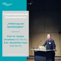 Portrait of Dr. Maximilian Haas at the lectern. On the left side of the picture there is a text field with information about his lecture: "Transformations of the Theater Landscape: Promoting Sustainability, Prof. Dr. Sandra Umathum (HZT Berlin) & Dr. Maximilian Haas (UdK Berlin)".