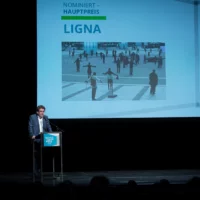 Juror Matthias Pees bei einem Redebeitrag über die Gruppe Ligna.