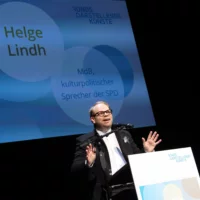 Der kulturpolitische Sprecher der SPD Helge Lindh hält am Redner*innenpult eine Rede.