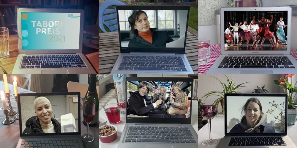 Im Bildzusammenschnitt sind sechs Laptops auf verschiedenen Tischen zu sehen. Auf den Bildschirmen werden Portraitfotos der Preisträger*innen des diesjährigen Tabori Preises angezeigt