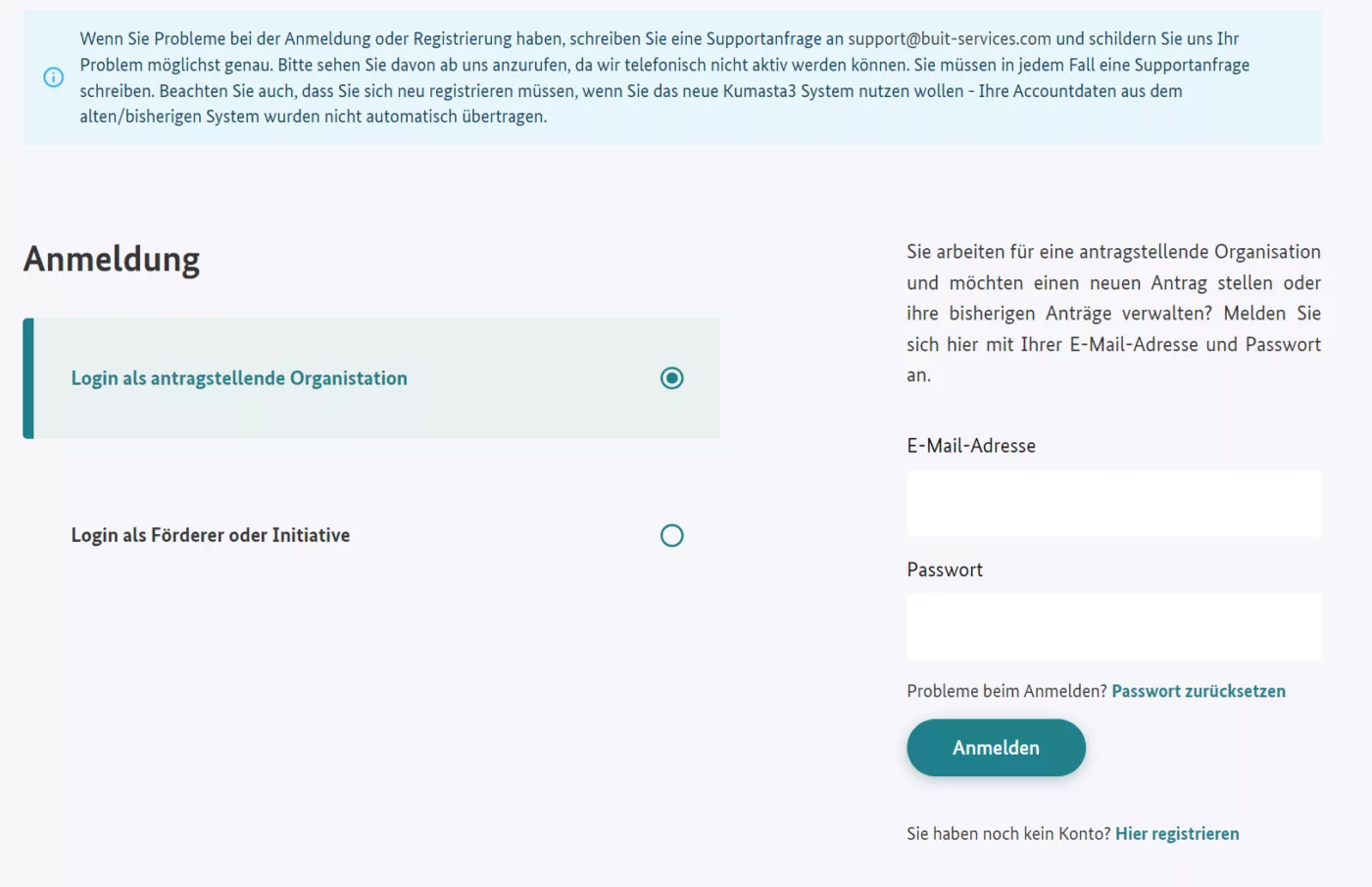 Bildschirmfoto aus kumasta zur Anmeldung: Markiert ist "Login als antragstellende Organisation". Auszufüllen für bereits registierte Organisation sind die Felder  E-Mail-Adresse und "Passwort". Zu betätigen ist ein "Anmelden"-Button. Noch nicht registrierte Organisation können ein Profil erstellen, in dem sie auf "Hier registrieren" klicken.