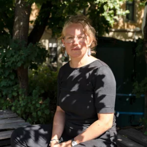 Portrait of Ilona Schaal sitting under a tree